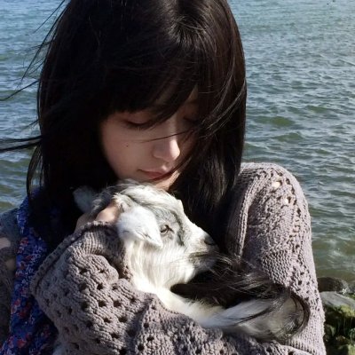 在深灰色的箱子中